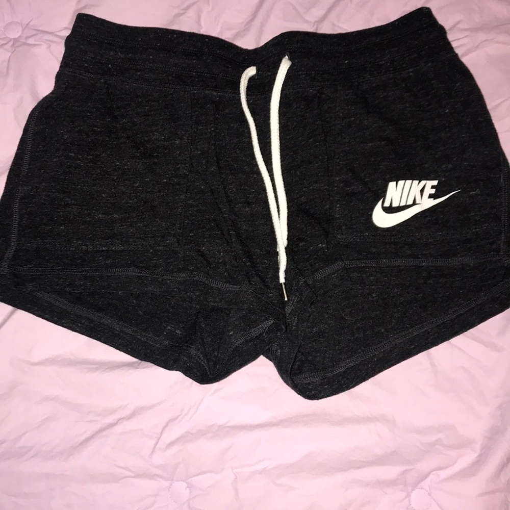 🏃‍♀️🏃‍♀️NIKE SHORTS